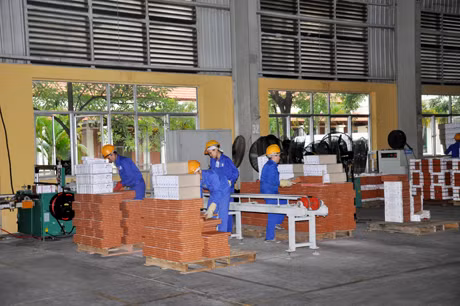 Sản xuất gạch tại Nhà máy gạch Cotto Giếng Đáy (TP Hạ Long). 