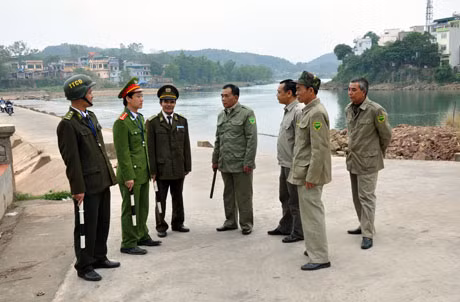 Công an huyện Tiên Yên phối với lực lượng an ninh cơ sở tuần tra vũ trang, giữ gìn ANTT trên địa bàn.
