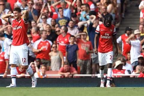 Giroud (trái) có trận ra mắt không như ý.