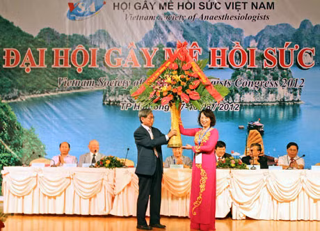 Đồng chí Vũ Thị Thu Thuỷ, Phó Chủ tịch UBND tỉnh tặng hoa chúc mừng Đại hội.