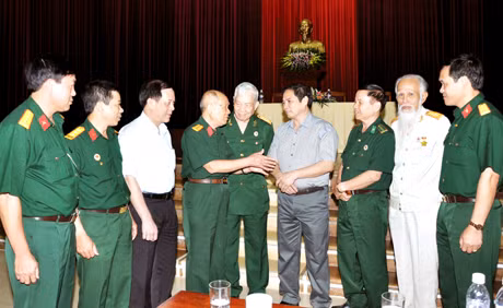 Các đồng chí sĩ quan cao cấp của quân đội tuy đã nghỉ hưu nhưng thường xuyên tham gia, góp ý với lãnh đạo tỉnh. (Ảnh: Bí thư Tỉnh uỷ Phạm Minh Chính (thứ tư, phải sang) trò chuyện với các sĩ quan quân đội nghỉ hưu, tháng 5-2012).