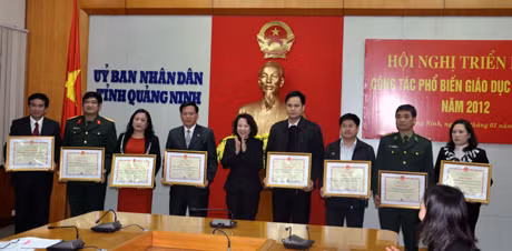 Đồng chí Vũ Thị Thu Thuỷ, Phó Chủ tịch UBND tỉnh tặng bằng khen cho các tập thể đạt thành tích xuất sắc trong công tác phổ biến, giáo dục pháp luật giai đoạn 2005-2010.