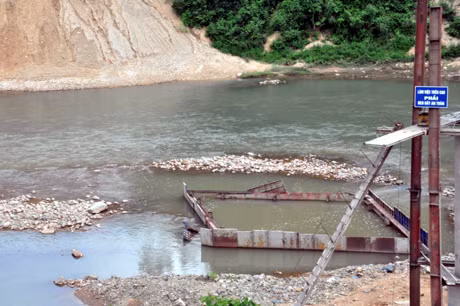 Do đang trong mùa mưa, lũ nên đơn vị thi công phải áp dụng biện pháp dùng ván khuôn thùng chụp và đắp kè bờ bao bằng rọ thép.