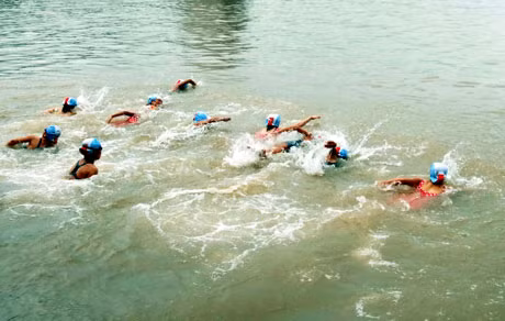 Thi đấu nội dung nữ trẻ 2km tại Hội bơi vượt sông truyền thống Bạch Đằng lần thứ 37 tổ chức tại TP Hạ Long năm 2009. Ảnh: Đỗ Giang