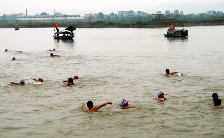 Giải bơi truyền thống huyện Đông Triều luôn thu hút đông đảo các đoàn tham gia thi đấu. (Trong ảnh: Thi đấu nội dung nam 3km tại Giải bơi vượt sông truyền thống huyện Đông Triều lần thứ 20-2012).