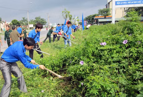 ĐVTN TP Uông Bí tham gia tình nguyện dọn vệ sinh môi trường.