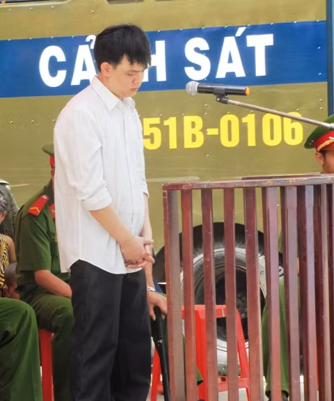 Gây ra cái chết của tình địch, thế nhưng trước vành móng ngựa Khôi lí nhí khai báo là không cố ý và mang dao bên người là để phòng thân