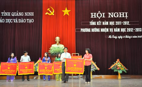 Phó Chủ tịch UBND tỉnh Vũ Thị Thu Thuỷ trao 