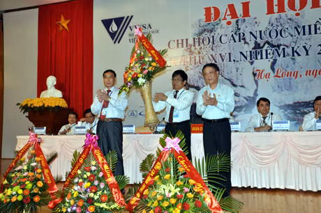 Đồng chí Đỗ Thông, Phó Chủ tịch Thường trực UBND tỉnh tặng hoa chúc mừng Đại hội.