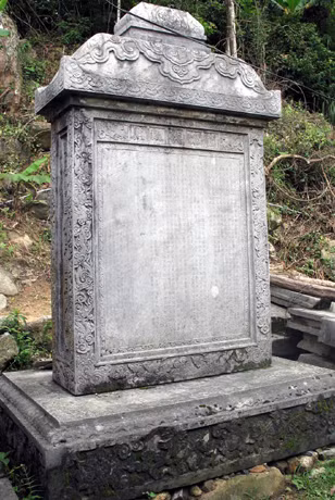Bia chùa Hồ Thiên dựng năm 1736 có bài minh văn do các quan thượng thư phụng chỉ chúa Trịnh Giang soạn. Ảnh: T.M