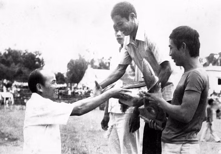 Hội bơi lần thứ 15 được tổ chức trên dòng sông Chanh huyện Yên Hưng (nay là TX Quảng Yên) rất đông vui và sôi động. Dân đứng xem kín 2 bên sông, nhiều người nói: Trước nay chưa có cuộc nào đông vui như vậy. Ảnh: Công Chác