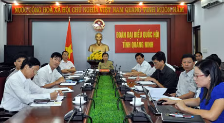 Đồng chí Đỗ Thị Hoàng, Phó Bí thư Thường trực Tỉnh ủy, Trưởng đoàn ĐBQH tỉnh Quảng Ninh cùng lãnh đạo một số sở, ban, ngành, ĐBQH tỉnh, các Ban của HĐND tỉnh tham dự hội nghị tại điểm cầu Quảng Ninh