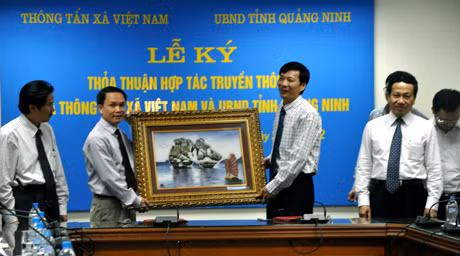 Đồng chí Nguyễn Văn Đọc trao tặng lãnh đạo TTX VN bức tranh về Vịnh Hạ Long.