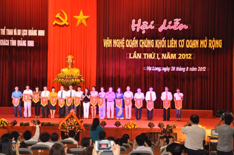 Đồng chí Vũ Thị Thu Thuỷ, Phó Chủ tịch UBND tỉnh trao cờ lưu niệm cho các đoàn tham gia hội diễn.