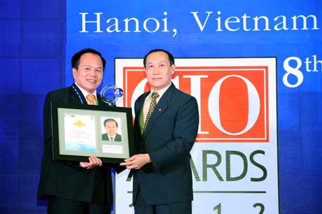 Ông Nguyễn Minh Hồng (bên trái) nhận giấy chứng nhận lãnh đạo CNTT Đông Nam Á từ Ban tổ chức.