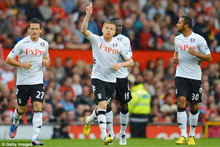 Fulham cũng tận dụng tốt những thoáng sơ sểnh của hàng thủ áo đỏ