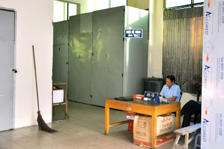 Nhà vệ sinh công cộng chợ Hạ Long I luôn có người thu tiền nhưng cơ sở vật chất xuống cấp, không đảm bảo vệ sinh, chưa đáp ứng được tiêu chí NVS công cộng phục vụ khách du lịch.