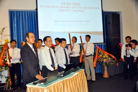 các đại biểu khai trương giao diện mới trang Website Cảng Quảng Ninh