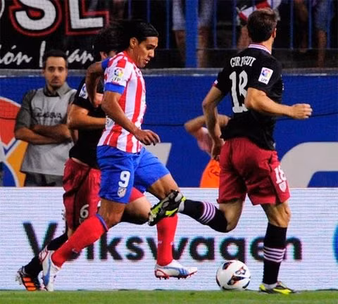 Nếu tiếp tục chơi như khi hạ Bilbao, Falcao (áo sọc trắng đỏ) hứa hẹn sẽ gây rất nhiều khó khăn cho hàng thủ Chelsea thứ sáu tới.