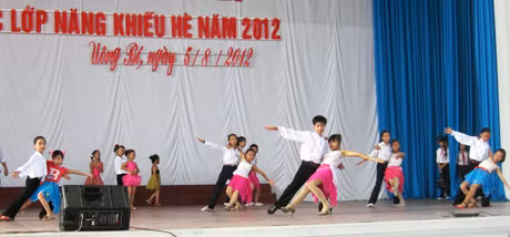 Lớp năng khiếu khiêu vũ của học sinh TP Uông Bí.