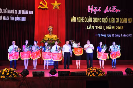 - Ban tổ chức trao giải cho các đơn vị đoạt giải toàn đoàn tại hội diễn.