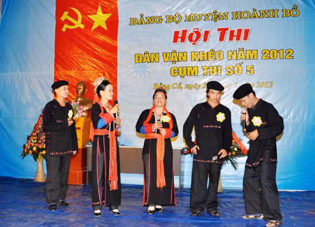 Cán bộ xã Bằng Cả, huyện Hoành Bồ trình diễn tiểu phẩm vận động nông dân xây dựng nông thôn mới trong Hội thi dân vận khéo cấp cụm.