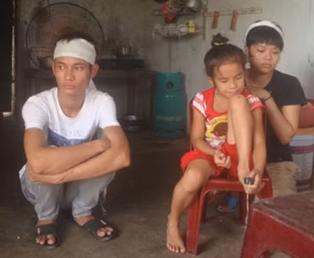 Các con của anh Lại, chị Ký không biết những ngày tới đây sẽ sống ra sao.