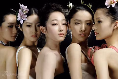 Để đổi vai diễn, không ít cô gái chọn con đường bán thân. Ảnh: Sina.