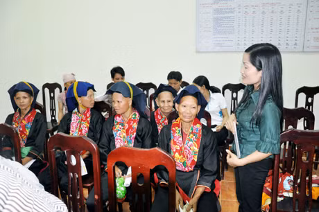 Hội Phụ nữ huyện Ba Chẽ phối hợp với Trung tâm trợ giúp pháp lý Nhà nước tỉnh tuyên truyền pháp luật, trợ giúp pháp lý tại xã Đồn Đạc (Ba Chẽ).