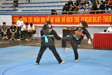 Thi đấu nội dung nữ tại Giải Pencaksilat trẻ tỉnh Quảng Ninh năm 2012.