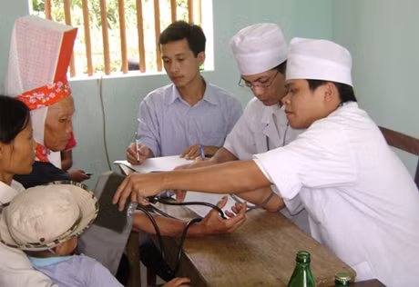 Các y bác sỹ trẻ tình nguyện khám bệnh, phát thuốc miến phí cho người dân thôn Thanh Sơn, xã Quảng Lợi (Đầm Hà).