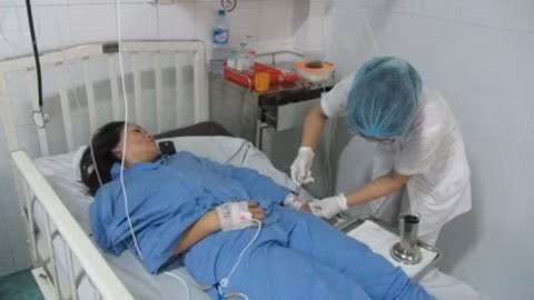 Cô Liên đang được nhân viên BV đa khoa quận Thủ Đức tiêm thuốc vào chiều 15/8 (Ảnh: N.D)