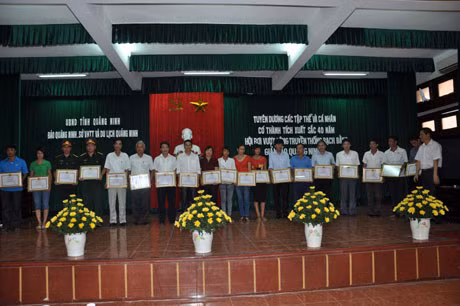 Ông Nguyễn Tiến Mạnh, Tổng Biên tập Báo Quảng Ninh, Trưởng Ban chỉ đạo Hội bơi vượt sông truyền thống Bạch Đằng giải Báo Quảng Ninh lần thứ 40 trao Giấy khen của Báo Quảng Ninh cho các cá nhân đã có thành tích xuất sắc trong 40 năm Hội bơi vượt sông truyền thống Bạch Đằng.