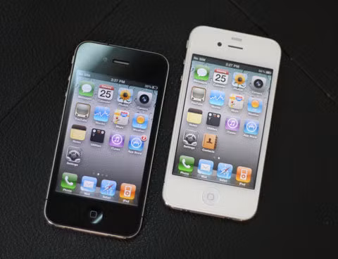 Các mẫu iPhone 4 cũ bắt đầu được bán cho các cửa hàng nhiều. Ảnh: Quốc Huy.