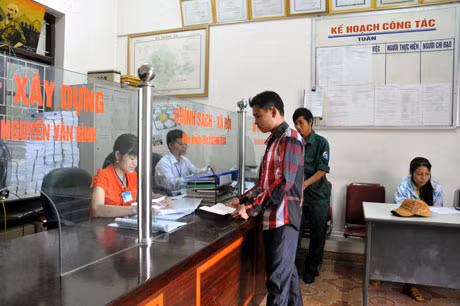 Người dân làm thủ tục tại bộ phận “một cửa” UBND xã Tràng An (Đông Triều).