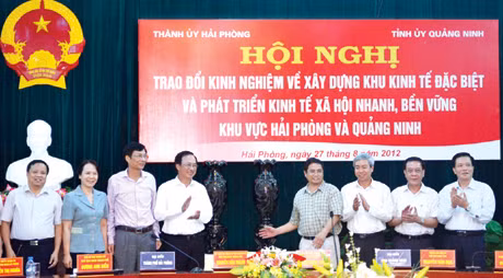 Đồng chí Phạm Minh Chính, Bí thư Tỉnh ủy tặng quà lưu niệm cho lãnh đạo TP Hải Phòng.