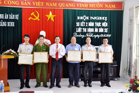Đồng chí Đặng Huy Hậu, Phó Chủ tịch UBND tỉnh tặng bằng khen của UBND tỉnh cho các tập thể đạt thành tích xuất sắc trong 2 năm thực hiện Luật Thi hành án dân sự.
