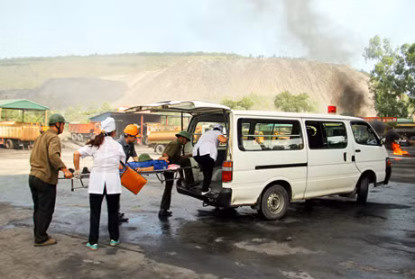 Đưa nạn nhân bị mặc kẹt đi cấp cứu.