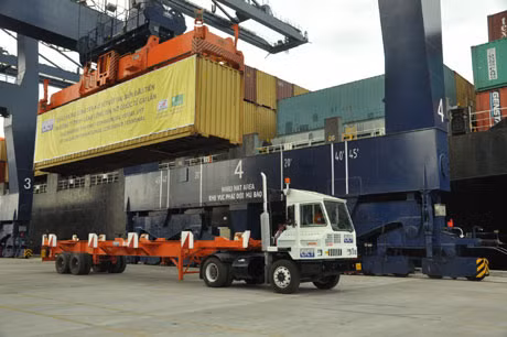 Cảng container quốc tế Cái Lân đón mã hàng đầu tiên.
