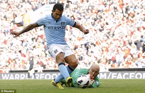 Tuy nhiên, Skrtel lại mắc sai lầm giúp Tevez có bàn gỡ hòa 2-2.