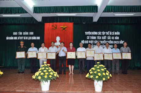 Ông Hà Quang Long, Giám đốc Sở Văn hóa, Thể thao và Du lịch trao Bằng khen của UBND tỉnh cho các tập thể đã có thành tích xuất sắc trong công tác tổ chức giải bơi vượt sông truyền thống Bạch Đằng giải Báo Quảng Ninh trong 40 năm qua
