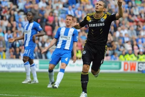 Chelsea (đen) có khởi đầu ấn tượng trận đầu tiên.