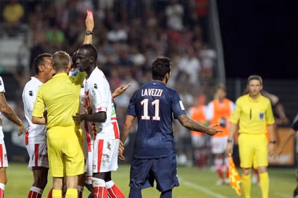Không ghi được bàn, PSG còn bị phạt 2 thẻ đỏ của Lavezzi và Ancelotti- Ảnh Getty