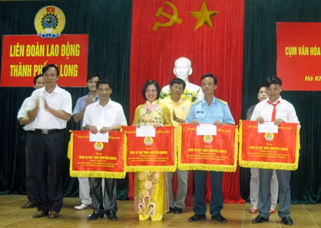Lãnh đạo LĐLĐ TP Hạ Long trao cờ cho các đơn vị đoạt giải thi đấu giao hữu thể thao tại Lễ ra mắt Cụm VHTT CNVC-LĐ phường Hà Khẩu (TP Hạ Long), tháng 5-2012. 