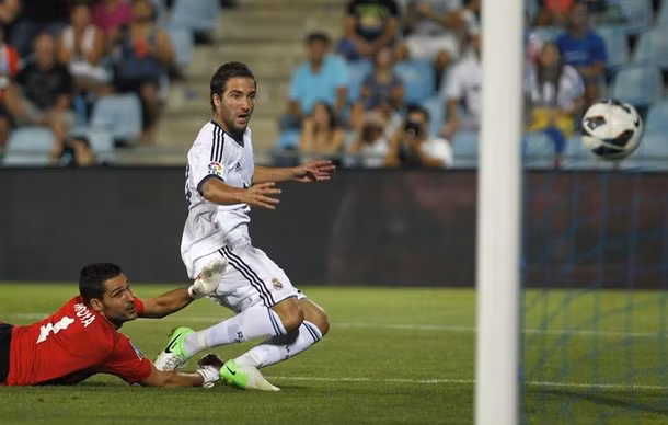 Higuain mở tỷ số cho Real