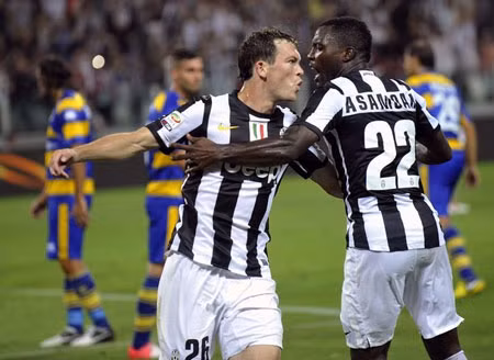 Asamoah và Lichtsteiner ăn mừng bàn mở tỷ số của Juventus