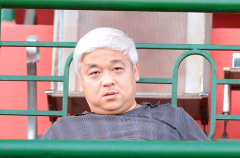 Ông Nguyễn Đức Kiên trên sân vận động, nơi ông từng muốn dồn hết tâm huyết vì một nền bóng đá sạch. Ảnh: Hoàng Hà