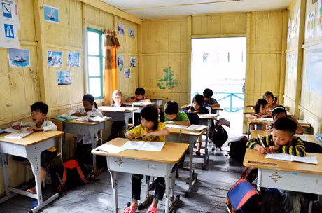 Giờ học của học sinh ở điểm trường Cửa Vạn. Ảnh: TRẦN MINH