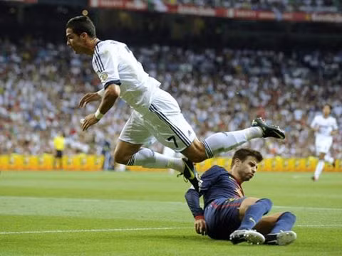  Mất thủ quân Puyol và hậu vệ phải Dani Alves vì chấn thương, hàng thủ Barca thường xuyên rơi vào thế bị động khi đối phó với các pha tấn công nhanh của Real. Ảnh: AFP.