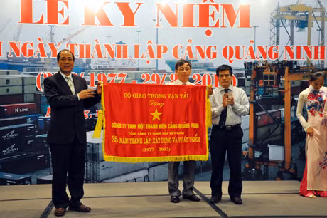  lãnh đạo Tổng Công ty Hàng hải Việt Nam tặng bức trướng của Bộ GTVT cho Cảng Quảng Ninh